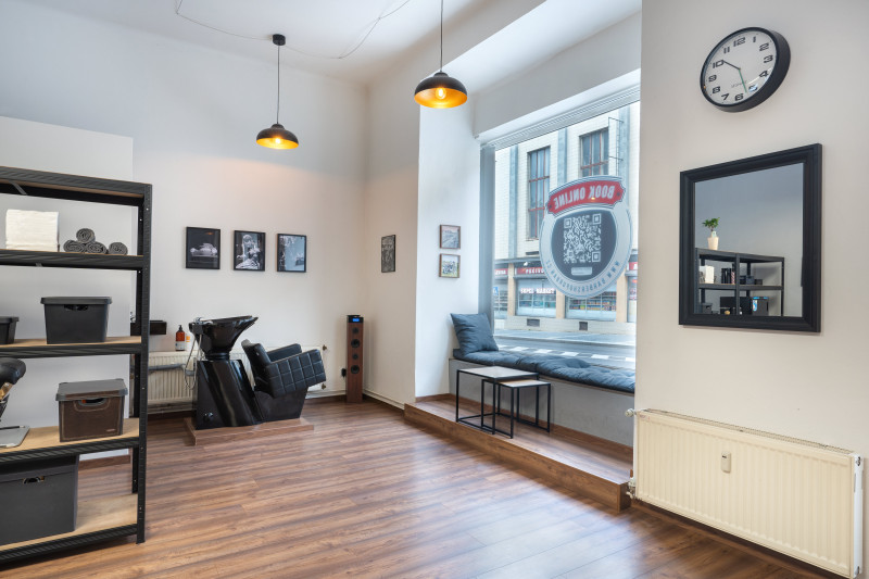 Prodej zavedeného barbershopu s hodnocením 4,9★ na Google – Praha 3, Žižkov