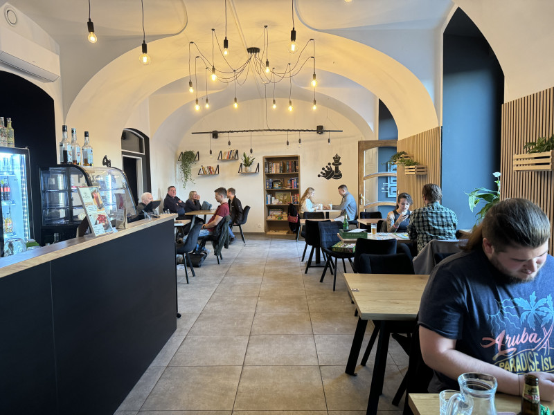 KAVÁRNA PS COFFEE S DESKOVÝMI HRAMI, ZAHRÁDKOU A POLOHOU PŘÍMO U METRA ANDĚL